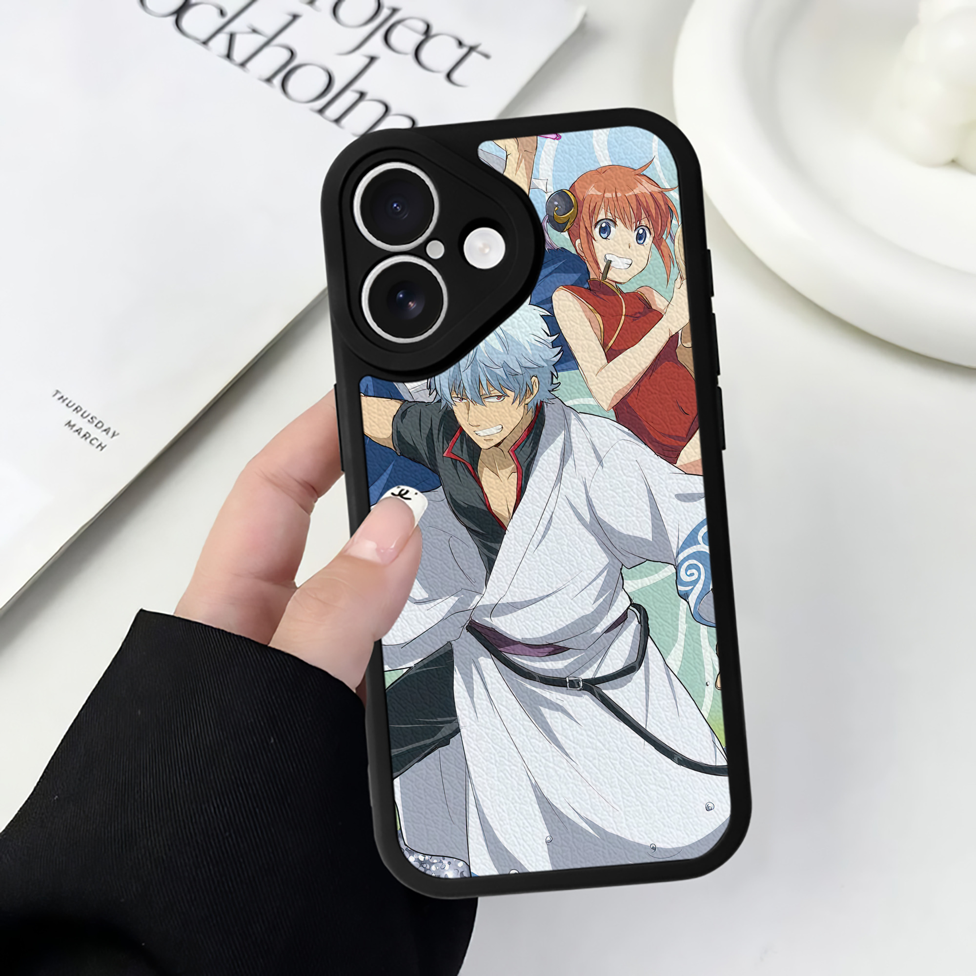 （画像用） ぎんたま 坂田銀時（さかたぎんとき） 神楽 志村新八（しむら しんぱち） GINTAMA Sakata Gintoki Kagura Shimura Shinpachi 【iPhone 16シリーズ対応】シリコンスマホケース（レザー調） 材質：シリコン